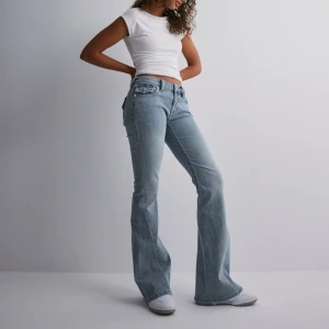 True Religion ljusblå bootcut jeans - Säljer ett par ljusblå jeans från True Religion med bootcut passform och låg midja. Jeansen har snygga bakfickor med lock och knappar samt klassisk True Religion patch bak. Perfekta färg för sommaren, endast använda ett fåtal gånger💕💕