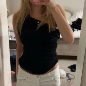 Svart oneshoulder topp - Säljer denna supersnygga!!!!! toppen från Zara i strl S❤️ Aldrig använd så nyskick! 