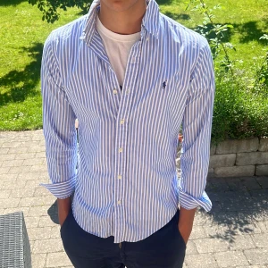 Ralph Lauren skjorta  - Snygg Ralph Lauren skjorta storlek s slim fit, passar 173-183 ca😁. Köper du fler skjortor fär du paketpris, följ för mer😇