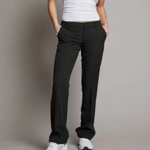 Kostym byxor Bik Bok - Kostymbyxor ifrån bikbok i modellen VERA, alltså low waist, i storlek 36/S och skriv för flera frågor