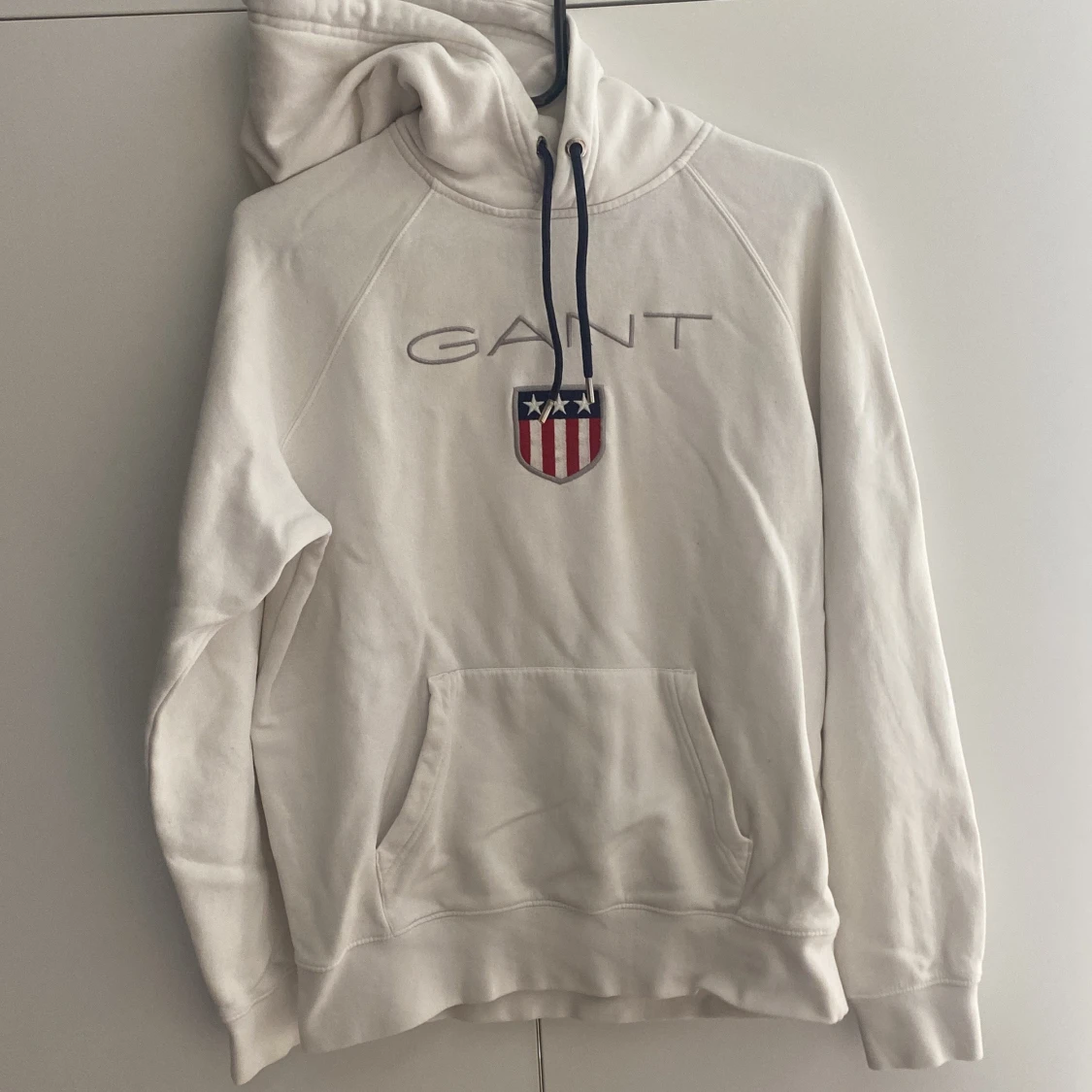 Vit hoodie från GANT med broderad logo