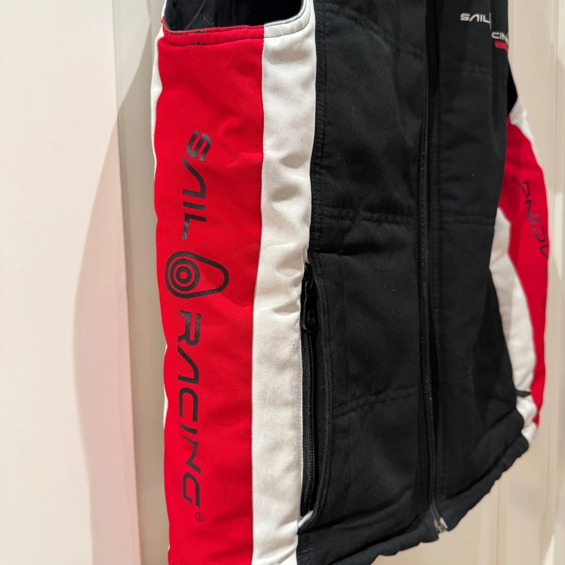 Sail Racing dunväst svart/röd/vit - 2