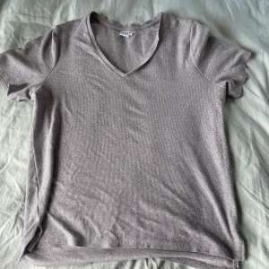 Glittrig t-shirt från Saint Tropez - glittrig, ljusgrå t-shirt från Saint Tropez. 