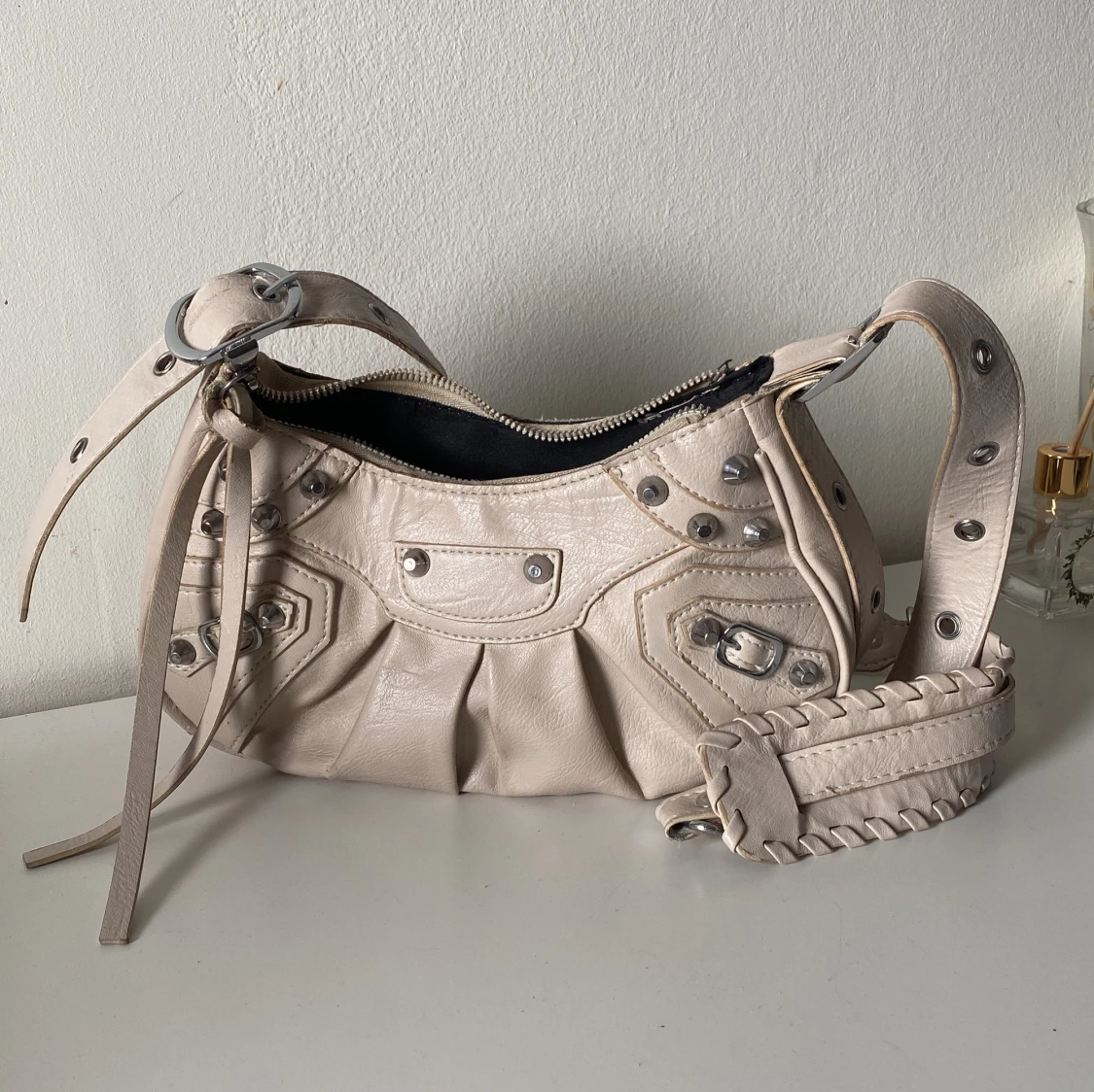 Beige axelväska i skinn med nitar