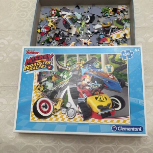 Mickey and the Roadster Racers - Färgglatt pussel med 100 bitar från Mickey and the Roadster Racers! Perfekt för dig som gillar fartfyllda äventyr med Mickey och hans vänner. Passar från 5 år och uppåt. Utmana dig själv eller bygg tillsammans med kompisar!
