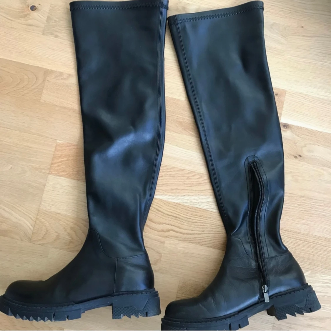 Svarta höga skinnstövlar med dragkedja - 1