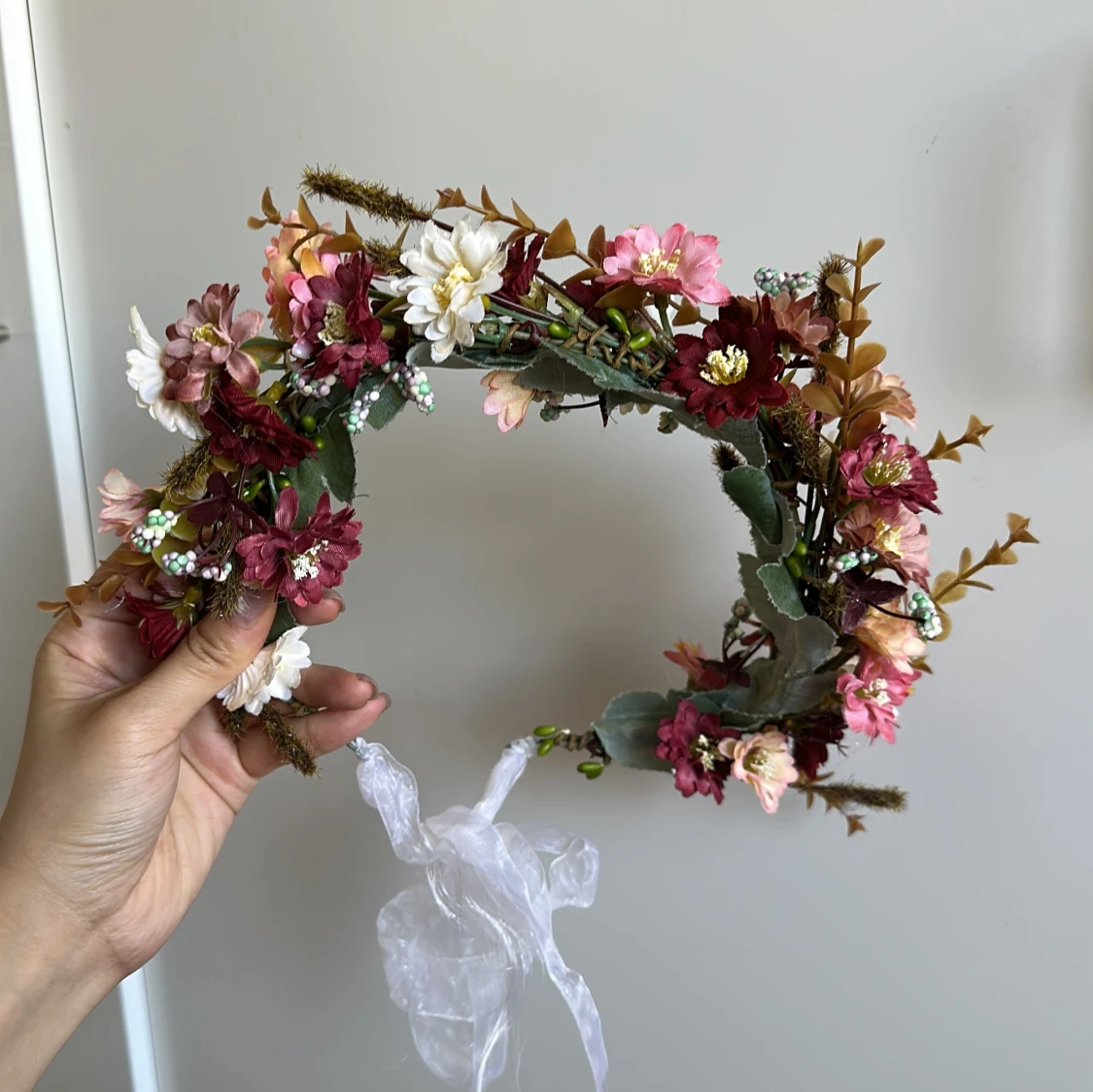 Blommigt diadem med vinröda och rosa blommor
