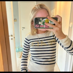 Randig tröja från Zadig & Voltaire - Randig Zadig tröja, där det står ”PEACE” i guld✌🏼Aldrig använd! Storlek XS