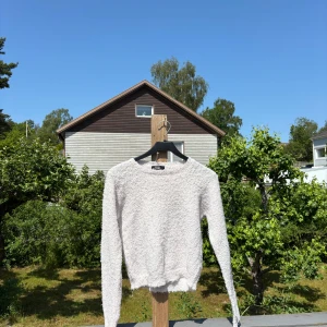 Ljus fluffig tröja från Bik Bok - Supermjuk och fluffig ljusvit tröja från Bik Bok i storlek S. Tröjan har lång ärm, rund halsringning och en mysig, lite lurvig textur som gör den perfekt för kyligare dagar. 