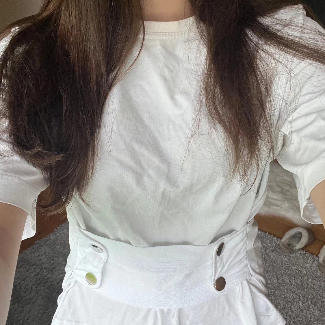 Vit t shirt med spänne över magen  - 1