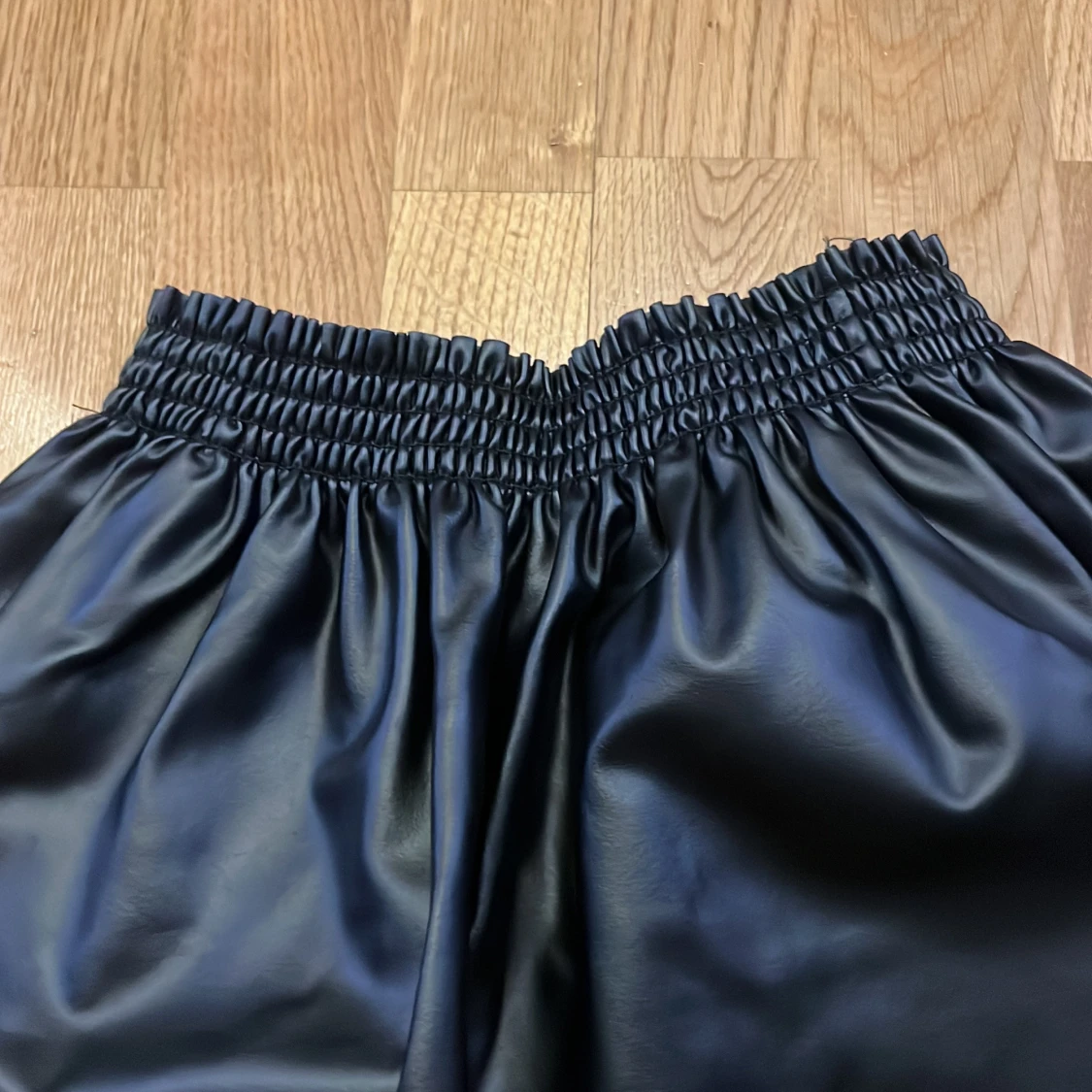 Svart kort kjol i skinnimitation H&M - 2