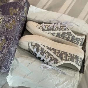 Dior skor - Hej! Jag tänkte göra ett intresse koll på mina dior skor. Skorna är i strl 38 och är endast använda 2 gånger. Tyvärr har jag råkat ta sönder skolådan, dvs att ingen låda tillkommer.❤️🫶 Tryck ej på köp nu utan kontakta mig innan. Kan gå ner i pris vid snabb affär ❤️skriv för fler bilder ❤️🌟