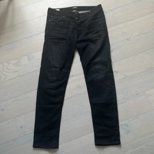 Jack & Jones comfort/mike svarta jeans - Svarta jeans från Jack & Jones, modell Comfort/Mike. Klassisk femficksdesign, raka ben och normal passform. Jeansen är tillverkade i bomullsmix med lite stretch för extra komfort. Perfekta för en clean och stilren look. Skick 10/10.