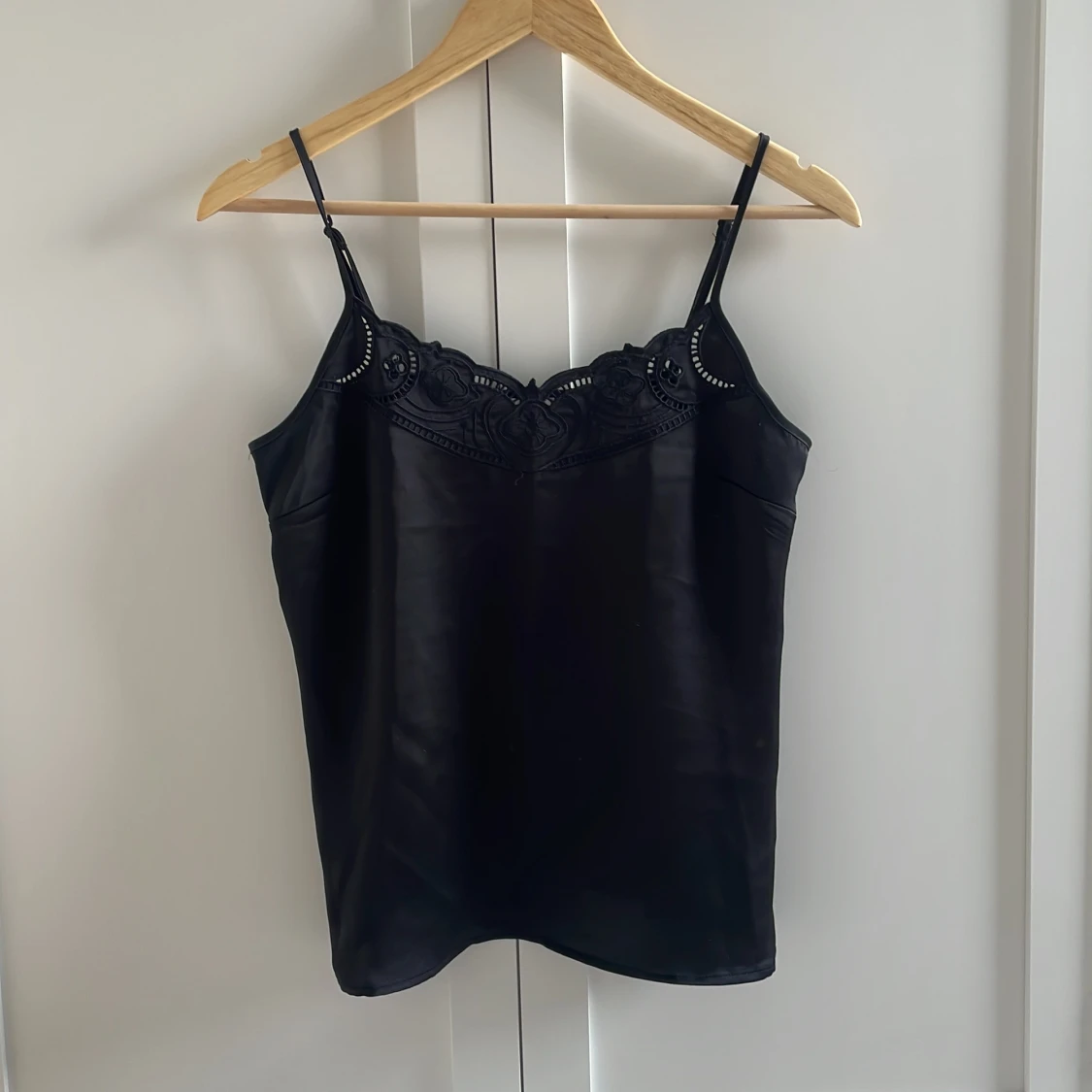 Svart silkeslinne med spets från H&M