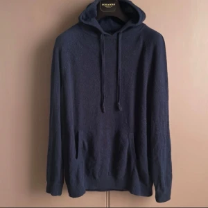 Mörkblå hoodie i baby-kashmir från Rose & Born - Denna hoodie i ultralätt Baby Kashmir är ett exklusivt plagg som få tillverkare kan erbjuda. Materialet är känt för sin otroliga mjukhet, lätthet och elegans, på nivå med lyxmärken som Loro Piana och Brunello Cucinelli. Den eleganta navy-färgen gör den till ett tidlöst och sofistikerat val för den stilmedvetna. Nypris är en förmögenhet. Använd ett fåtal gånger. Öppen för prisförslag och byten. Hör av dig vid eventuella frågor!  Helt felfri 