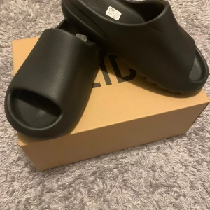 Yeezy slides - Helt nya, använt en gång. Jätte sköna                                Storlek 42