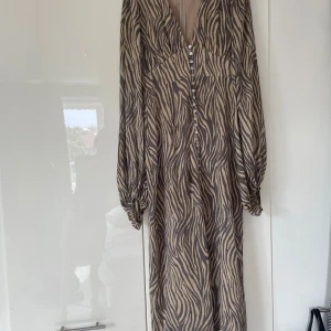 Adoore Postiano zebra  - Mycket liten i strl (som alla Adoore). Jag har normalt sett S/M. 