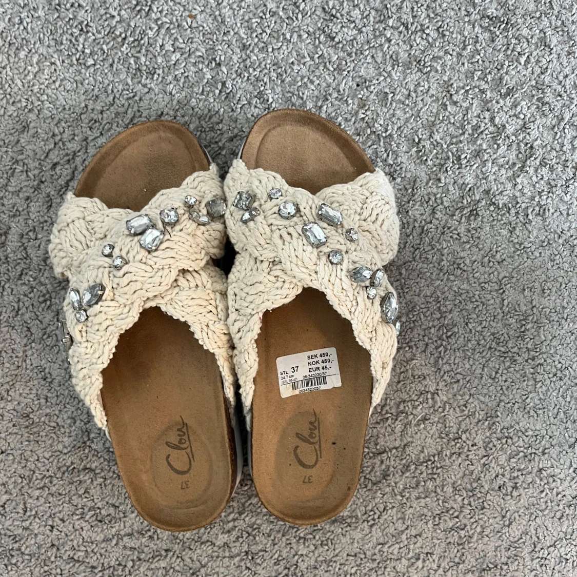 Beige sandaler med stickade band och stenar - 2