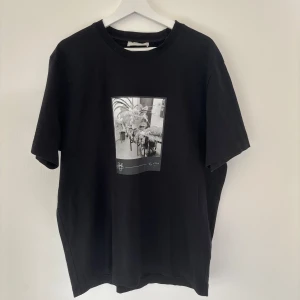 Limitato T-shirt - Säljer en fräsch T-shirt från Limitato, köpt på nk för 2899 i våras. Tröjan har inga defekter och är i fint skick, pris kan diskuteras.