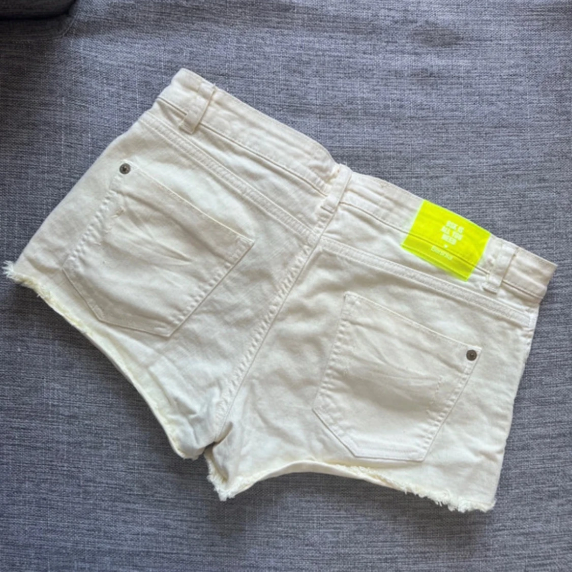 Ljusgula lågmidjade jeansshorts  - 1