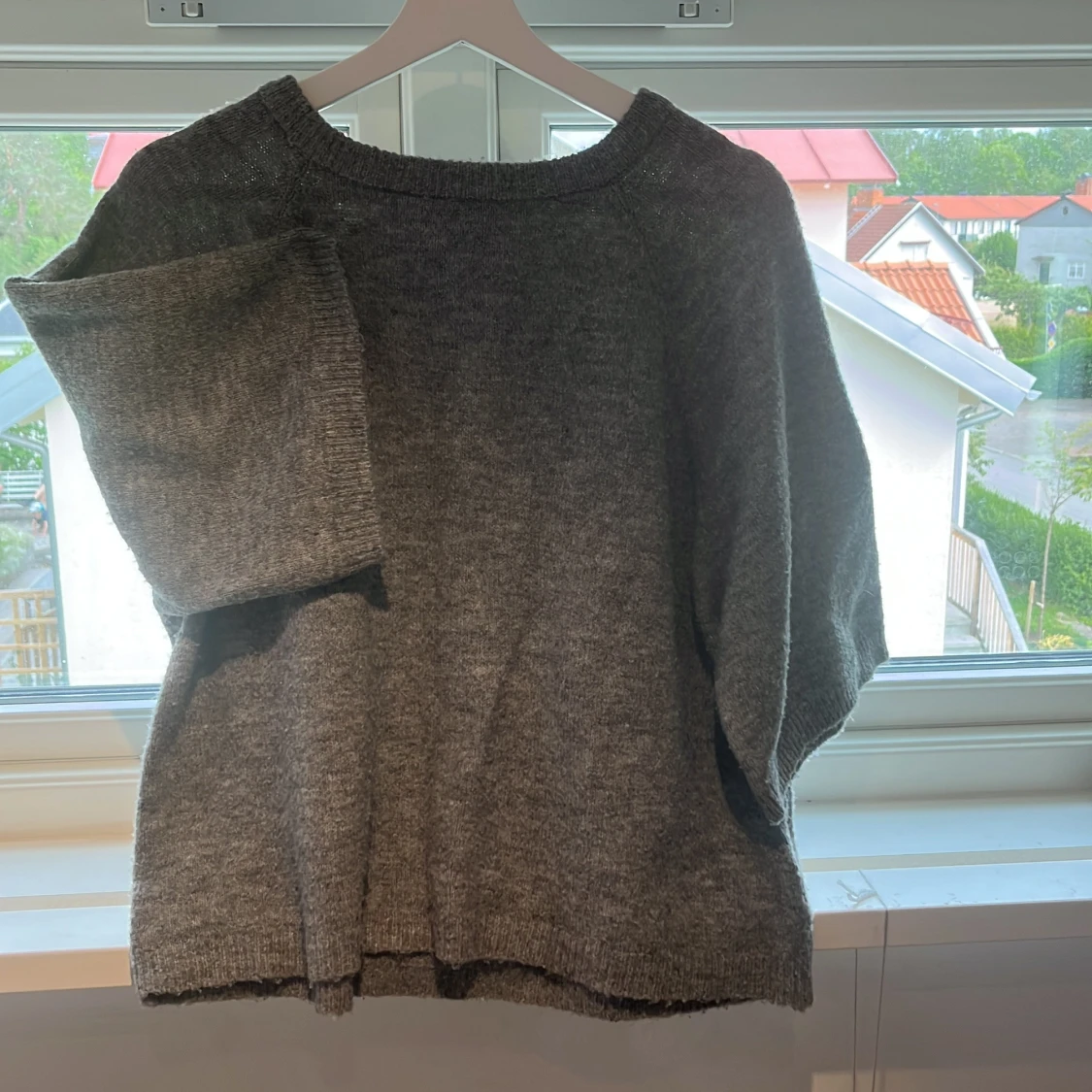 Grå stickad t-shert från 157, XS