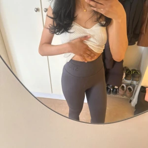 Träningstights från Stronger💕 - Träningstights från Stronger💕 ribbade med hög midja. Rejält tyg