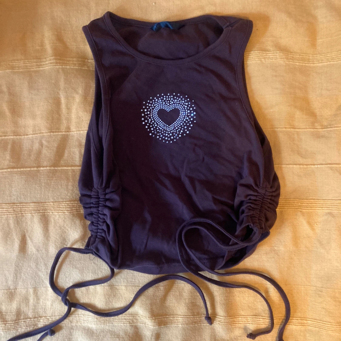 Y2K Brun crop top / linne med hjärta i paljetter - 3