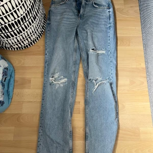 Ljusblå Ripped Jeans - Ljusblå jeans från g perfect jeans. Storlek: 36 
