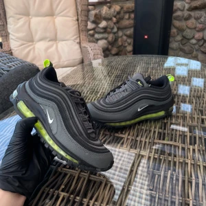  Nike Air Max 97 – Storlek  -  Nike Air Max 97 – Storlek 38 💥 Ser ut som nya – endast använda ett fåtal gånger och nyligen tvättade inför försäljningen! 💎 Inga skador, inga defekter – bara ren stil och maxad komfort. 🔥 Otroligt sköna att gå i tack vare den luftdämpade sulan! 🧼 Fräscha och redo att användas direkt – perfekta både till vardags och outfit med edge. 💰 Pris: 550 kr  👜 Nya cirka 1800kr 📍 Finns i Nyköping – kan mötas upp eller skickas via Vinted. 📦 Kommer EJ med originalkartong.  #nikeairmax97 #nike97 #airmax97 #ni