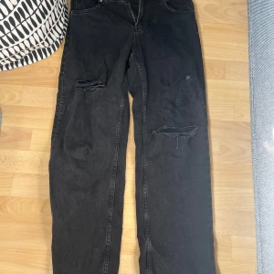 Svarta Ripped Jeans - Svarta jeans från H&M, Divided. Storlek: 36