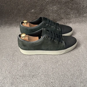 Lanvin skor - Hej! Säljer dessa riktigt snygga Lanvin skor där mockafärgen är mörk grå/grön färg! Captoen därfram och läderkanterna är mörkgrå och sulan är benvit. Mycket bra skick och dom är som nya! Inga defekter förutom lite vanliga tecken på användning (se bilder). Mycket lite slipad sula och mycket fint skick inuti! Nypris 5200kr, säljer endast för 1600kr! Riktigt stilrena och perfekta skor nu till sommaren 😁Uk 8 vilket motsvarar 42-43. Skriv vid minsta intresse av köp 🌟MVH DC 🔹