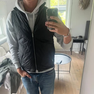 J.Lindeberg Väst - Använd fåtal gånger. Storlek 48. Sitter som en S/ liten M.
