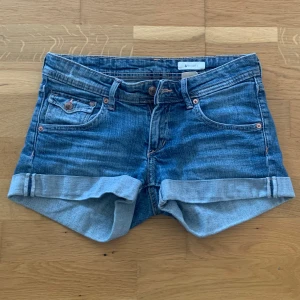 Low rise jeans shorts  - Low rise jeans shorts. Perfect ifall du vill ta dig tillbaka till 2000s talet. Y2k vibe. Vintage köptes för 500kr har knabbt använts.