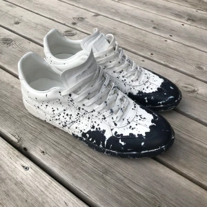 Maison margiela gats - Nästan helt nya maison margiela sneakers i vit färg med svart färgstänk.