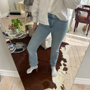 Ljusblå jeans från g perfect jeans - Säljer ett par ljusblå jeans från gina i kick-flare modell💕☺️