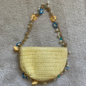 Gul väska / sommarväska nyskick asos  - Pris 450kr