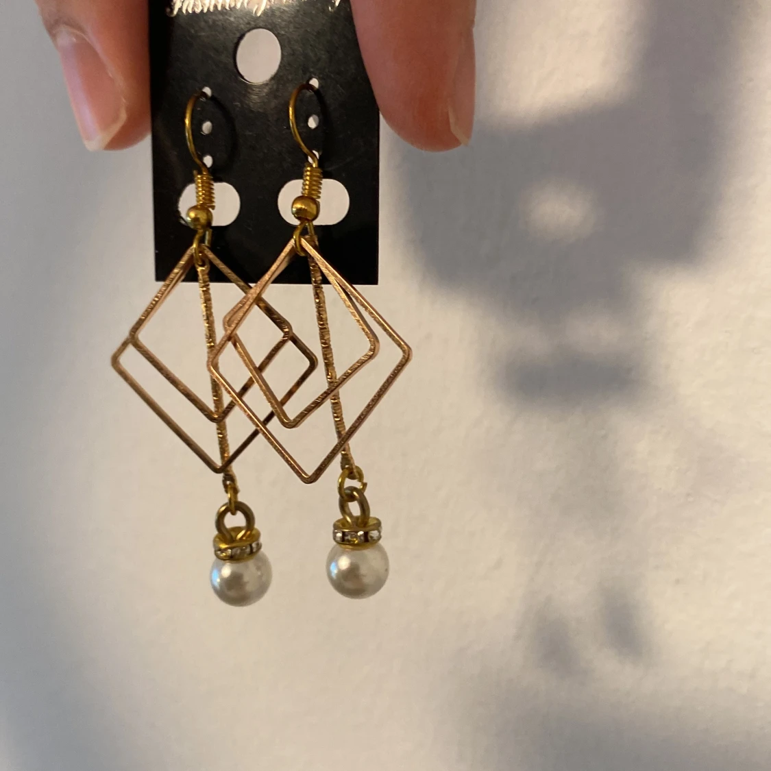 Vackra, Handgjorda Guldiga örhängen med pärldetalj *Endast 1 Kvar* - 1