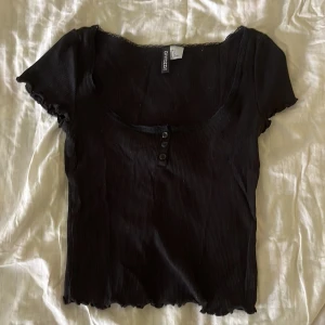 Svart ribbad topp från H&M - svart croppad topp från H&M, använd några gånger 💕skriv vid frågor!