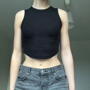 Svart croppad ribbad linnetopp - Nelly - Använd fåtal gånger