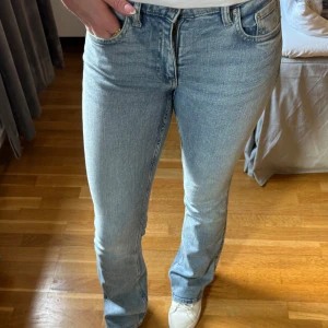 Low tall bootcut jeans  - Ljusblå jeans med bootcut passform från Gina Tricot. Storlek 34 och är i i modellen tall. Samt en låg midja. Köptes för tre veckor sedan, använda fyra gånger därför k mycket bra skick. Jag är 163/164 cm för preferens. Hör av dig vid frågor🫶🏽