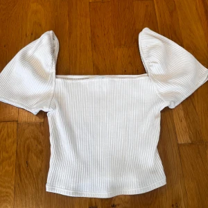 Fin tröja från h&m💗 - Säljer pga att den ej används💗Den är vit/creméfärgad!!