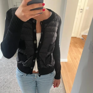 Moncler cardigan  - Säljer min fina Moncler cardigan då jag tyvärr inte får lika mycket användning för den länge. Den är i väldigt bra skick och skriv privat för bättre bilder. Köp direkt för 3500 