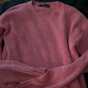 rosa tjock stickad 🌸 - älskar färgen och materialet! kommer aldrig till användning 🩷