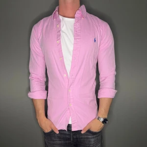 Ralph lauren skjorta - Hej säljer nu min fina Ralph lauren skjorta i storlek S. Den är i nyskick och kommer vara otroligt snygg på sommaren. Nypris cirka 1600kr! Vi kommer att sälja liknande produkter nu i sommar så glöm inte följa profilen!🌊🍾