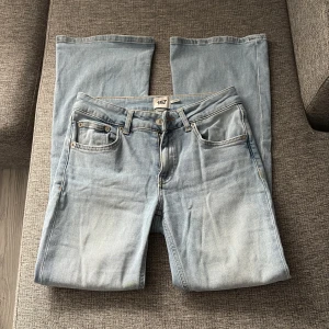 Bootcut jeans - Ljusblå Bootcut jeans. Lågmidjade och kortare i längden, passar mig som är 162 bra. Säljer pga att de är för stora för mig 💙