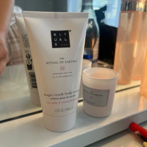 Rituals The Ritual of Sakura body cream - Rituals The Ritual of Sakura magic touch body cream med doft av ris och körsbärsblom. Kommer i en vit tub på 70 ml med stilren design och rosa detaljer. Perfekt för dig som älskar mjuk hud och fräscha dofter. Aldrig använd då jag har eksem! 🥰