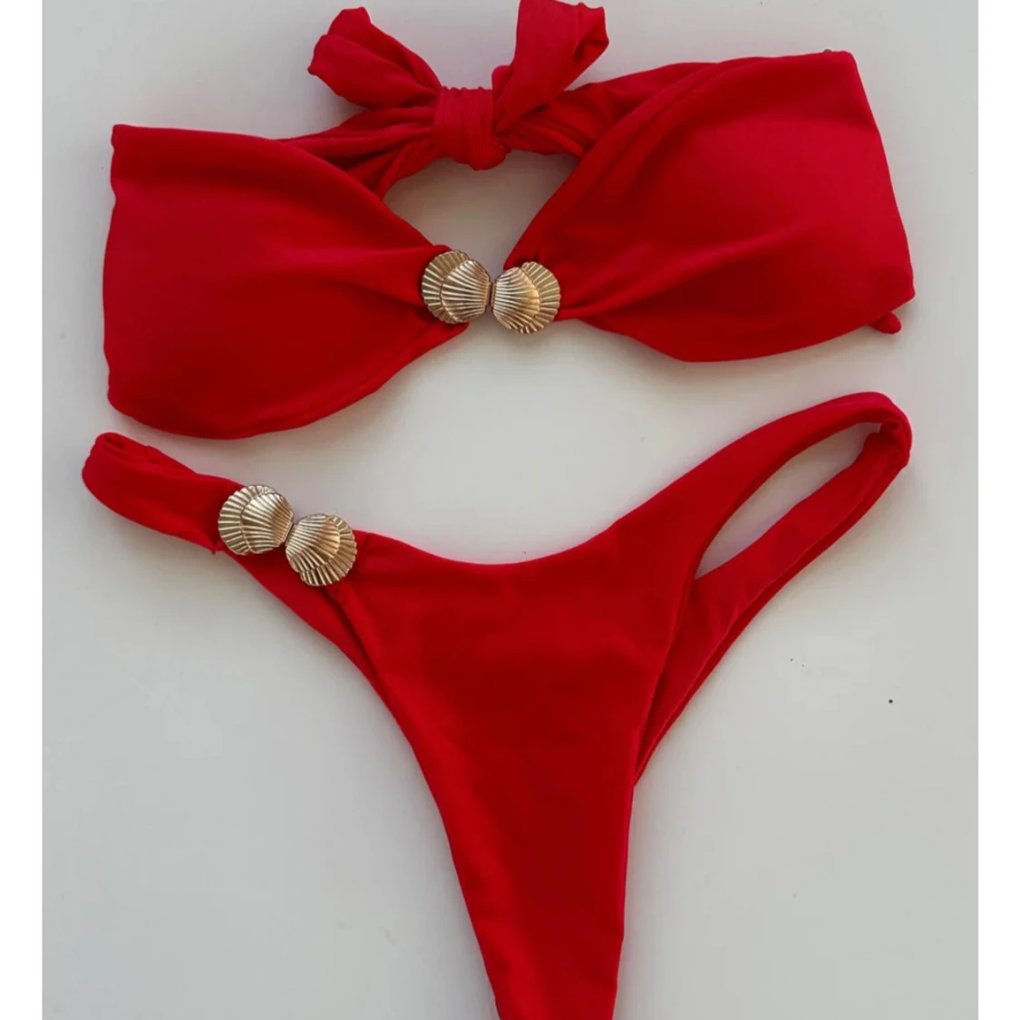 Röd bandeaubikini med snäckdetaljer designbysi