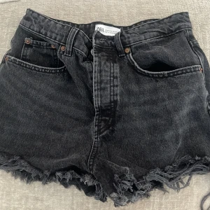 Svarta jeansshorts från Zara - Jag säljer dessa svarta jeans shorts fårn zara i storlek 36 pga ingen användning.💕