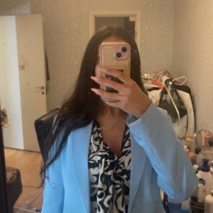 Blå kostym/kavaj - Oanvänd kavaj  från vero Moda.
