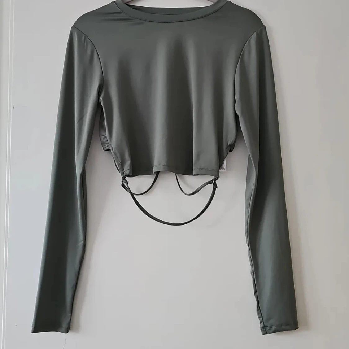 Grågrön croppad långärmad topp FB Sister